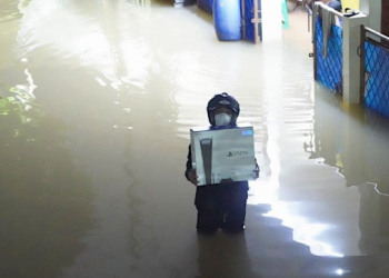 This Father Through the Flood to Take PS5 So That His Daughter Could Play Genshin Impact