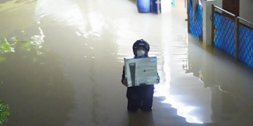 This Father Through the Flood to Take PS5 So That His Daughter Could Play Genshin Impact